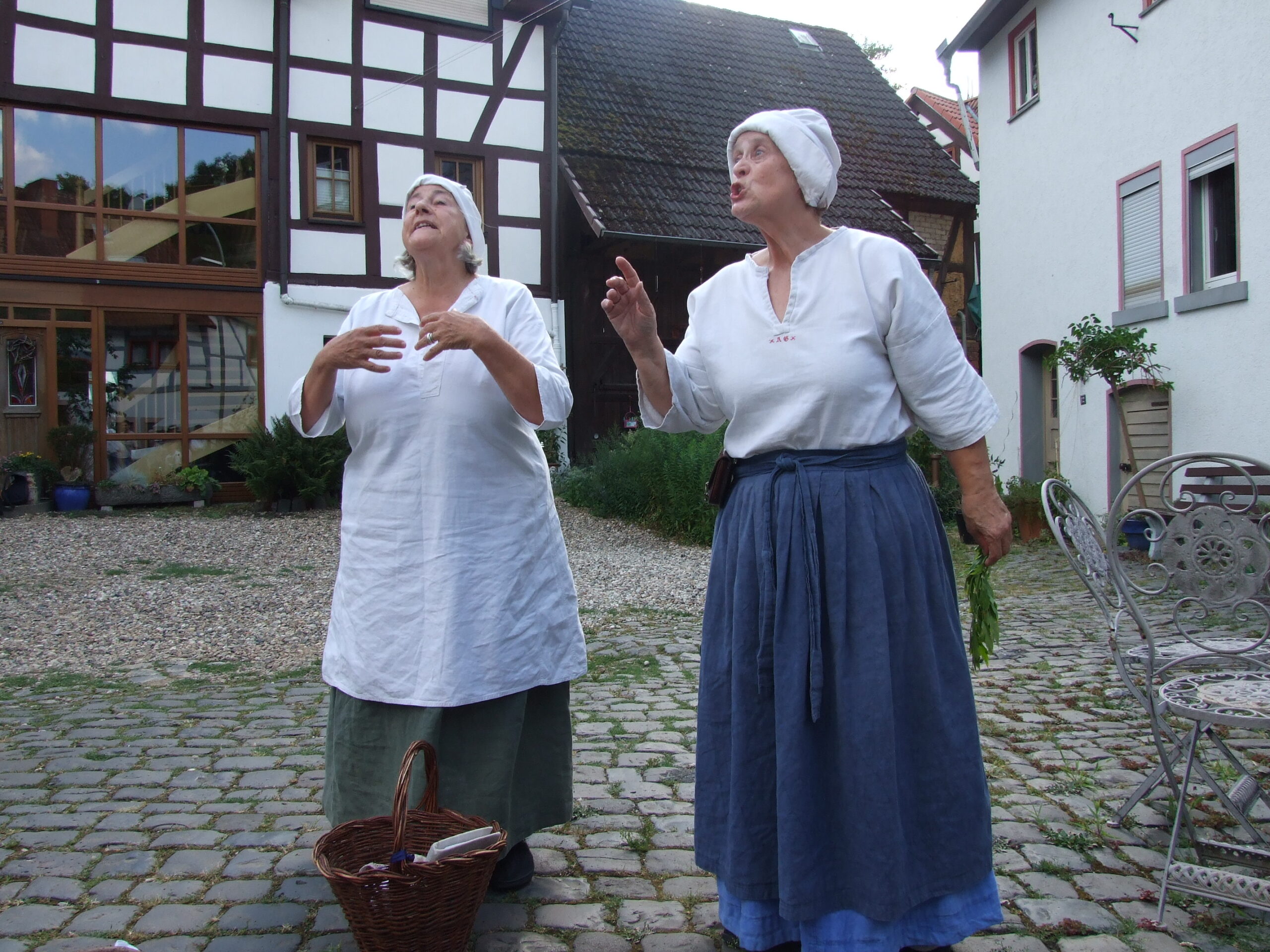 „Erbschlüssel, Beifuß und Gesan“ mit den Kräuterweibern Anna und Katharina